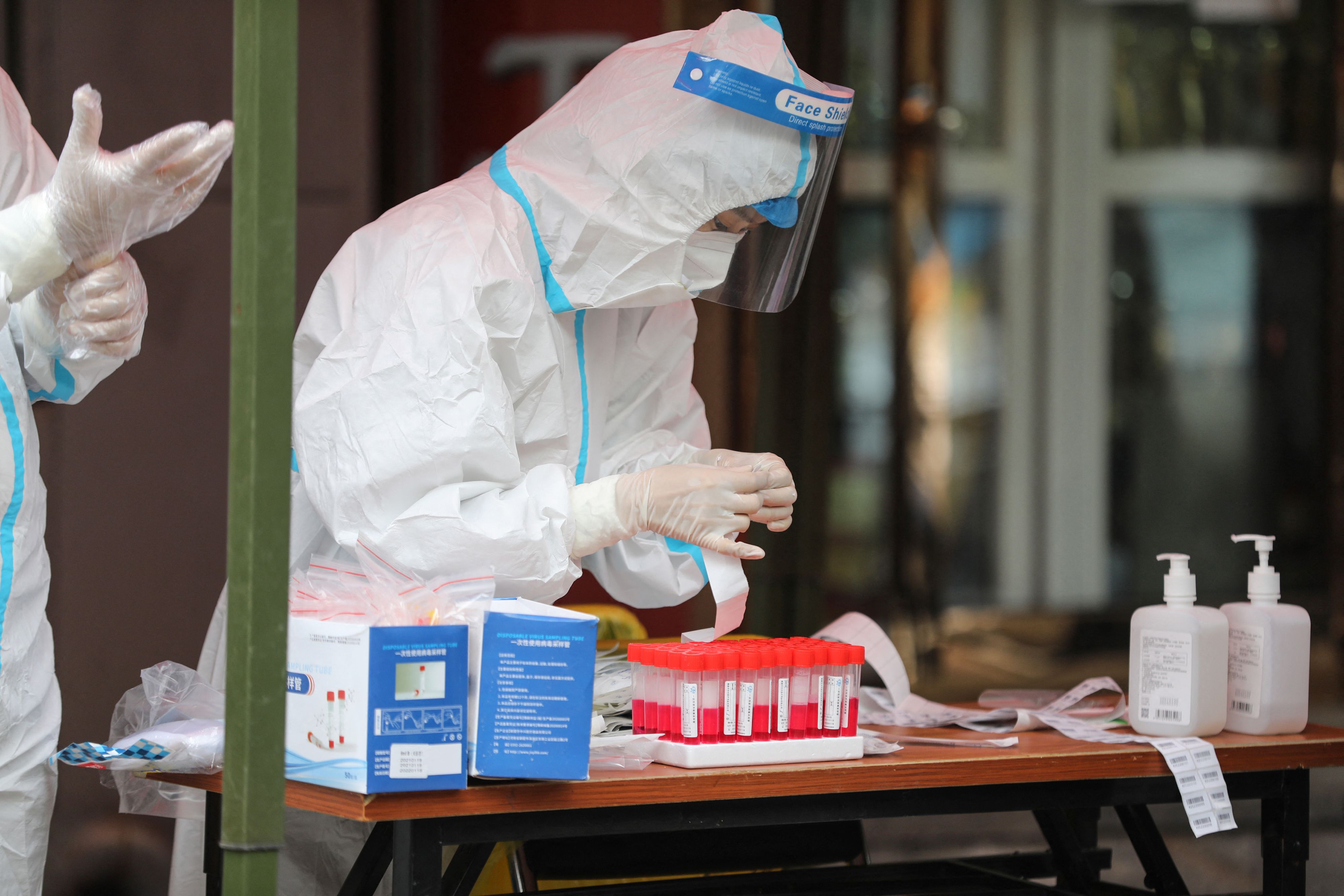 Un grupo de científicos estudió residuos en una cueva de murciélagos en China, en busca del origen del coronavirus.
(Foto Prensa Libre: AFP)