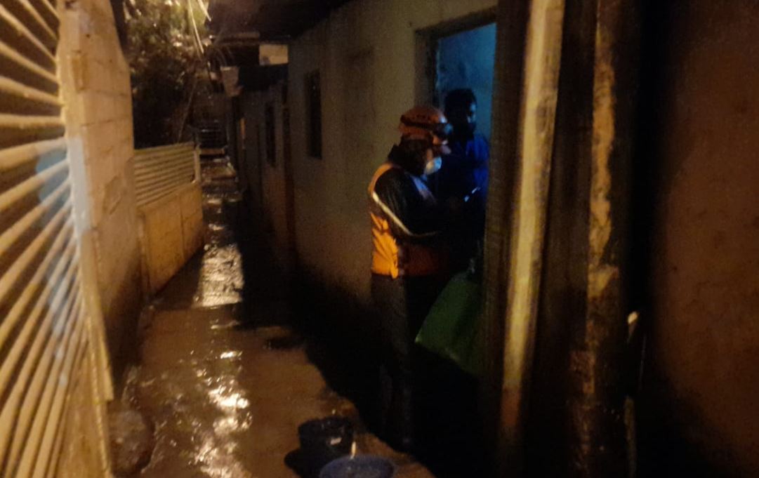 Flujo de lodo y colapso de drenajes afecta viviendas de la colonia Barrio Nuevo, zona 5 de la capital. (Foto Prensa Libre: Conred) 