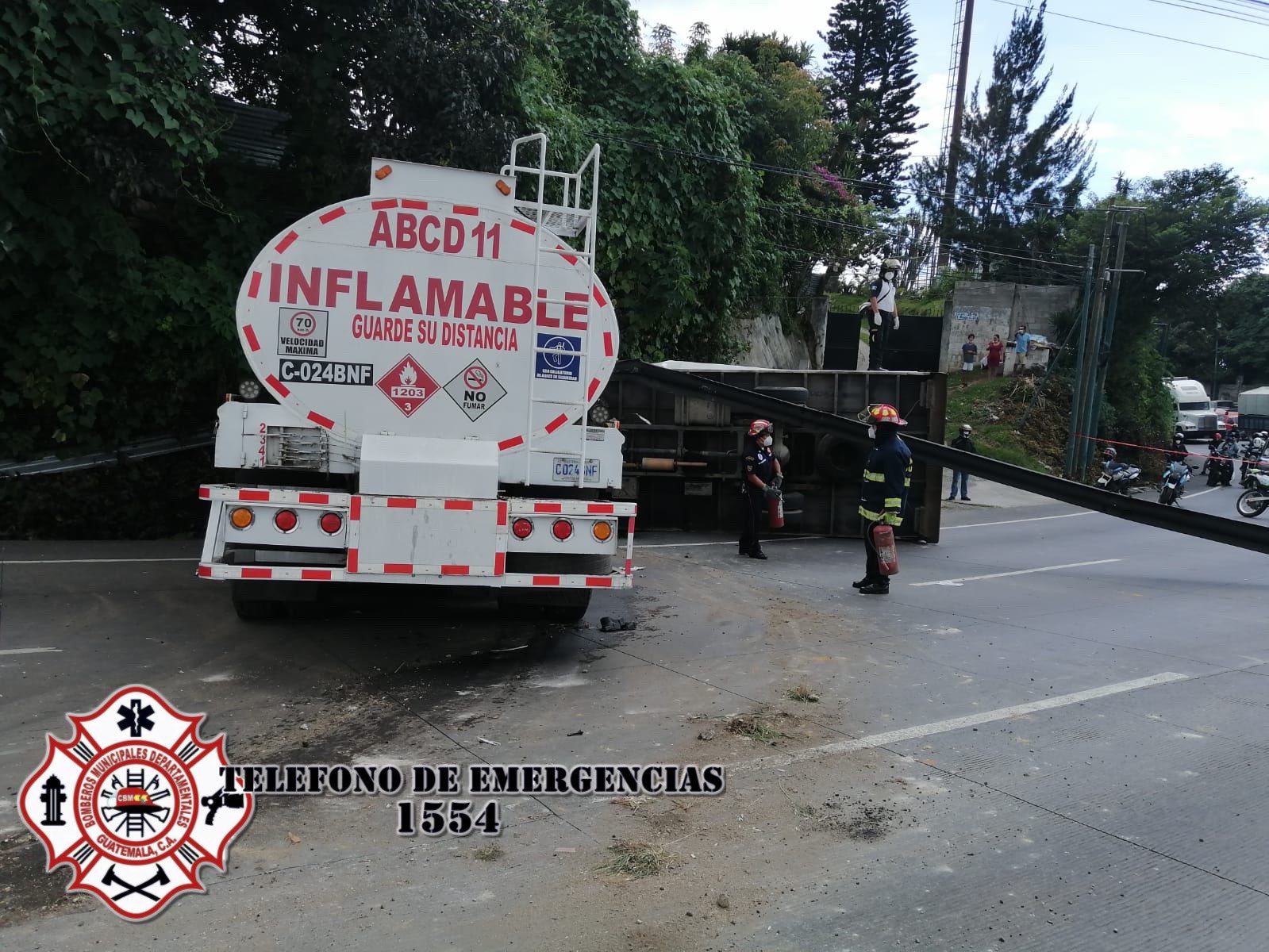 Socorristas reportan que una persona resultó con golpes luego de un accidente en el km 20 de la ruta Interamericana. (Foto Prensa Libre: Bomberos Municipales Departamentales)