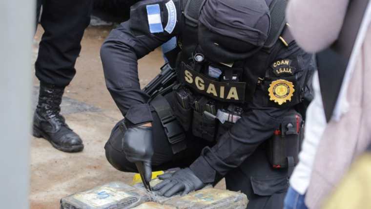 Los supuestos narcotraficantes mencionan nombres de varios agentes que habrían participado en un tumbe de droga. (Foto HemerotecaPL)