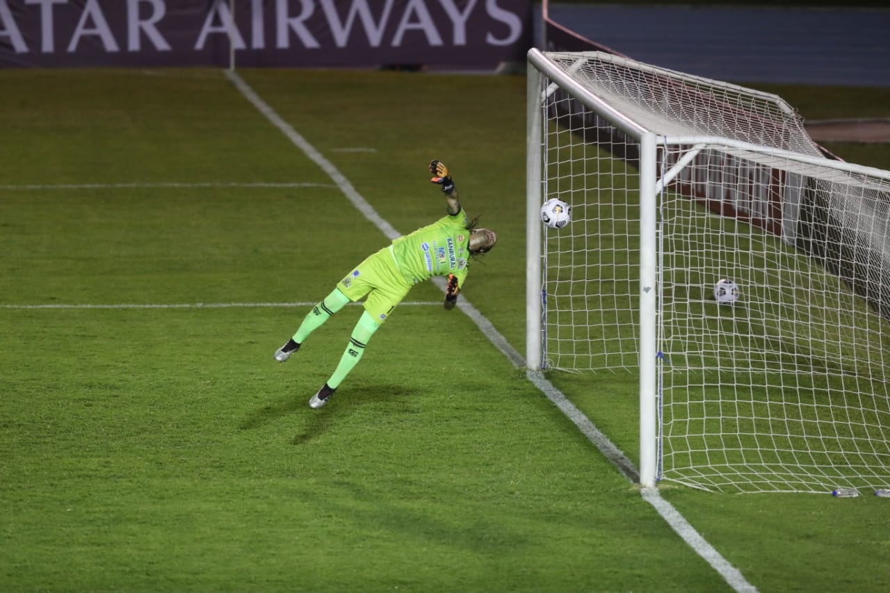 Adrián De Lemos no pudo evitar el autogol del empate para Alajuelense. (Foto Prensa Libre: Érick Ávila)