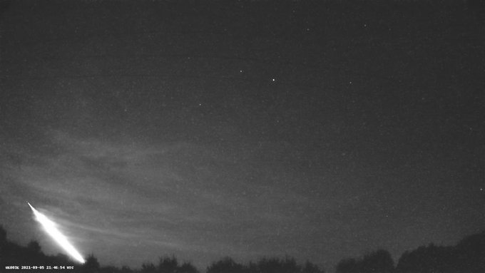 El fenómeno causó alarma en algunos pobladores. (Foto: @UKMeteorNetwork/Twitter)