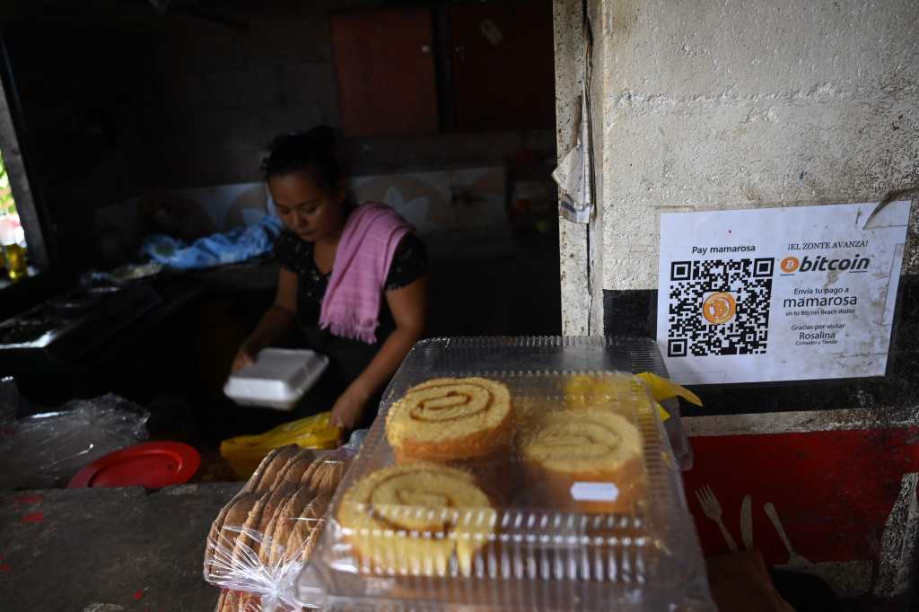 Un negocio muestra el rótulo de que se aceptan bitcoines como método de pago. Foto: AFP