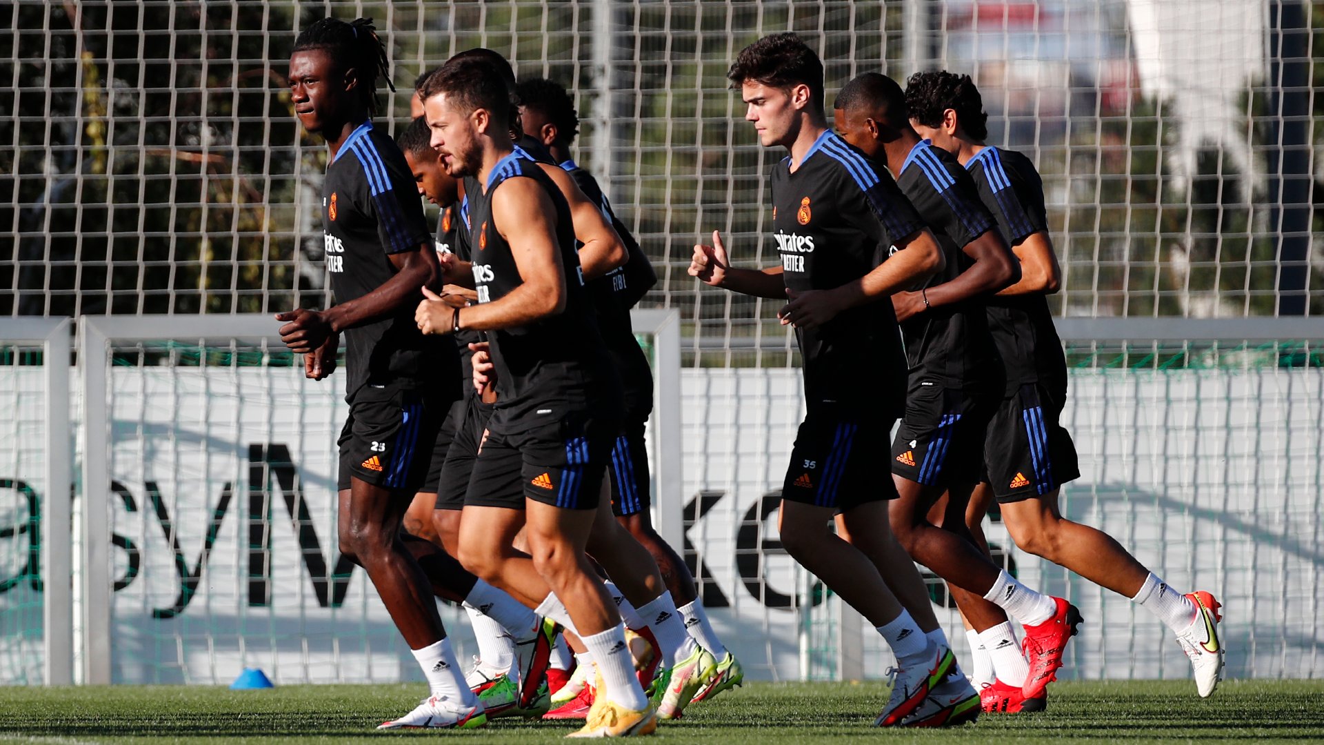 Los jugadores del Real Madrid durante su último entrenamiento previo al enfrentamiento en Mestalla ante el Valencia. (Foto Prensa Libre: Realmadrid Twitter)