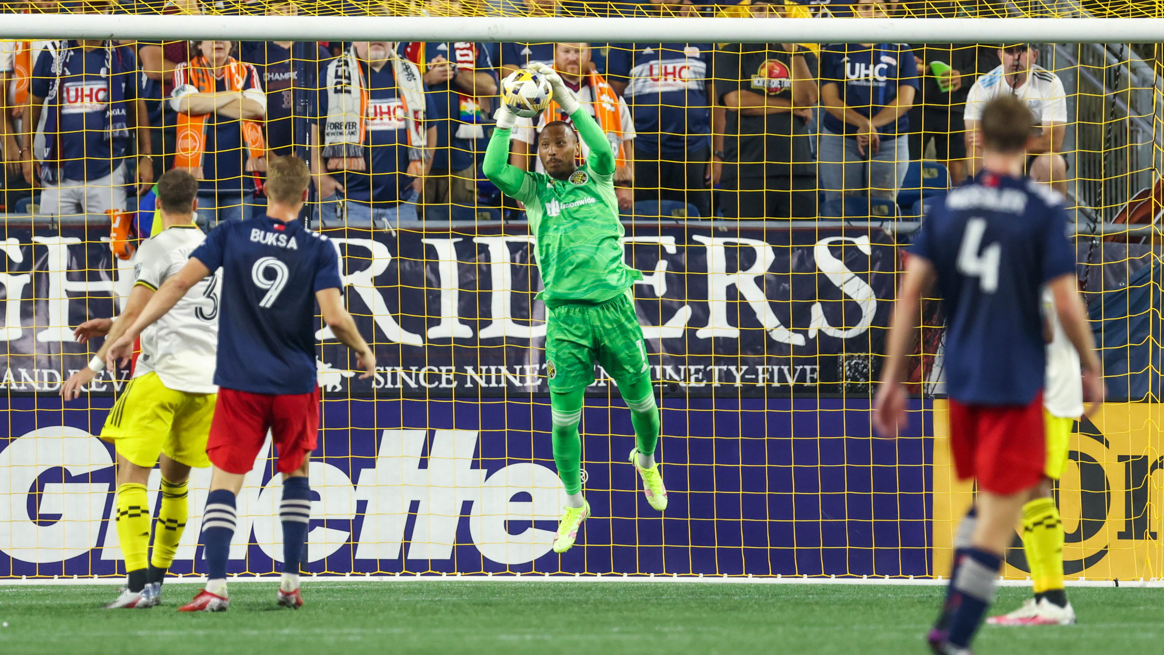 El guardameta internacional Eloy Room detiene un remate después de lesionarse en los últimos minutos del juego entre su club, Columbus Crew contra el New England Revolution. (Foto Prensa Libre: MLS Twitter)