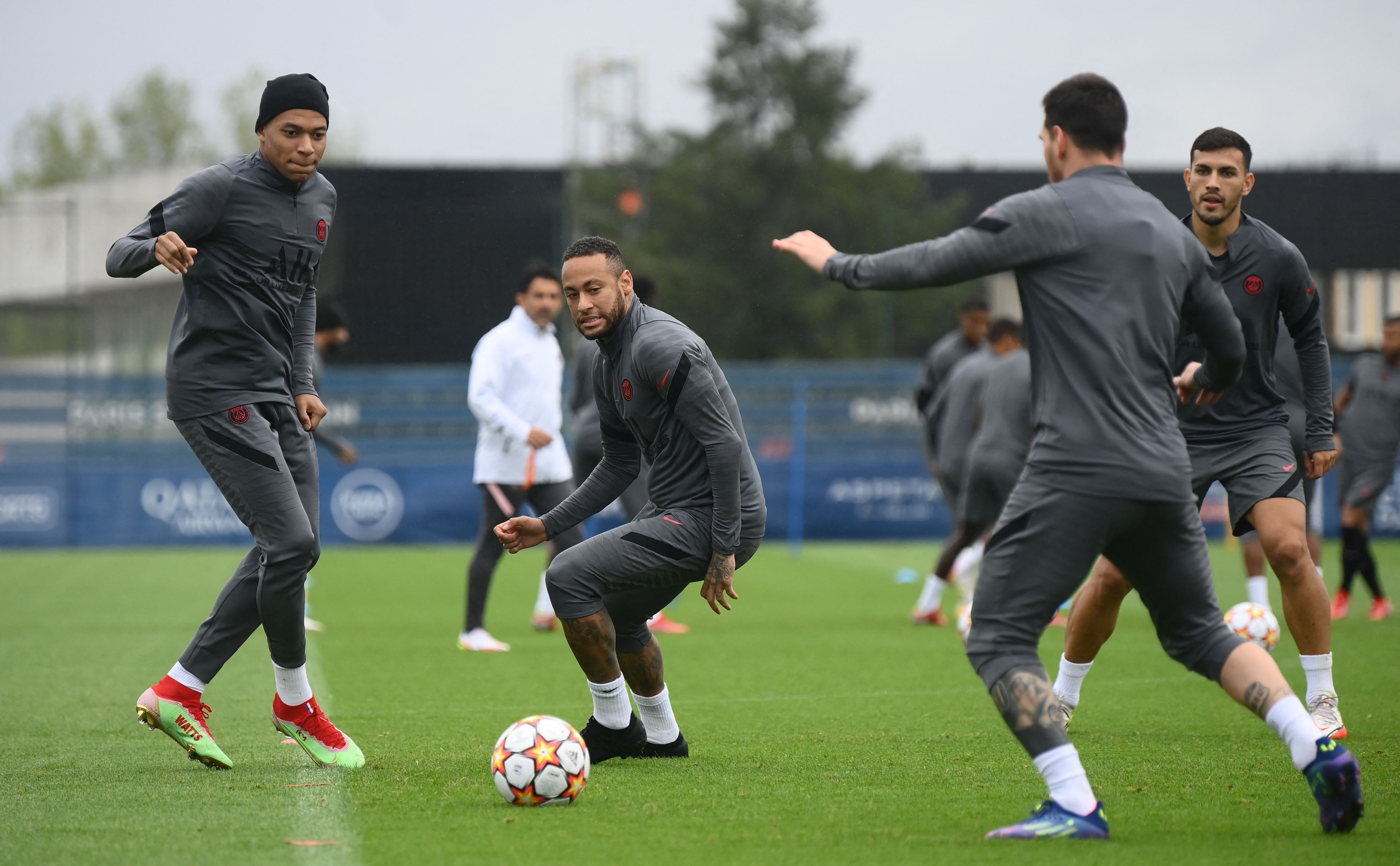 Mbappé, Neymar y Messi, durante la práctica del PSG. (Foto Prensa Libre: AFP)