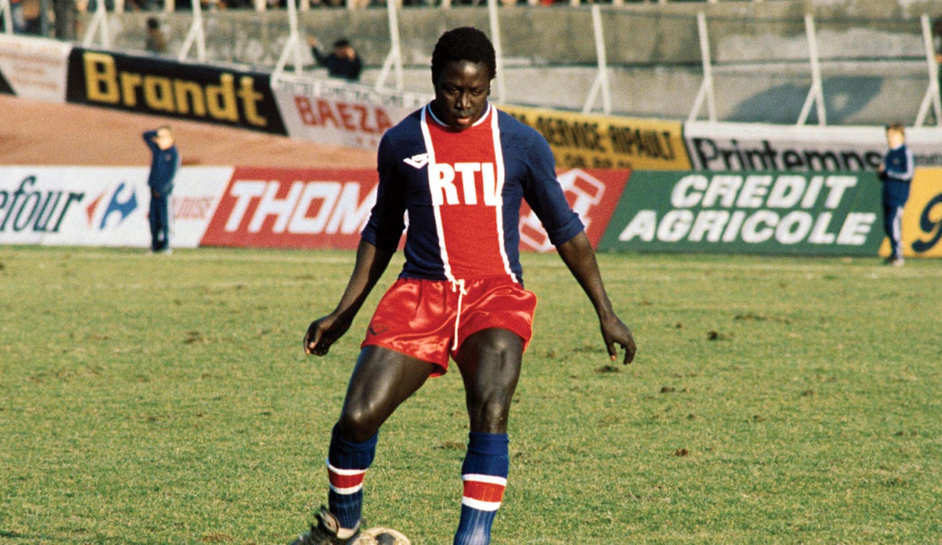 El exjugador de la selección francesa Jean-Pierre Adams falleció después de 39 años en coma. Había entrado en estado vegetativo tras un error de anestesia durante una cirugía de rodilla. Foto @PSG_espanol