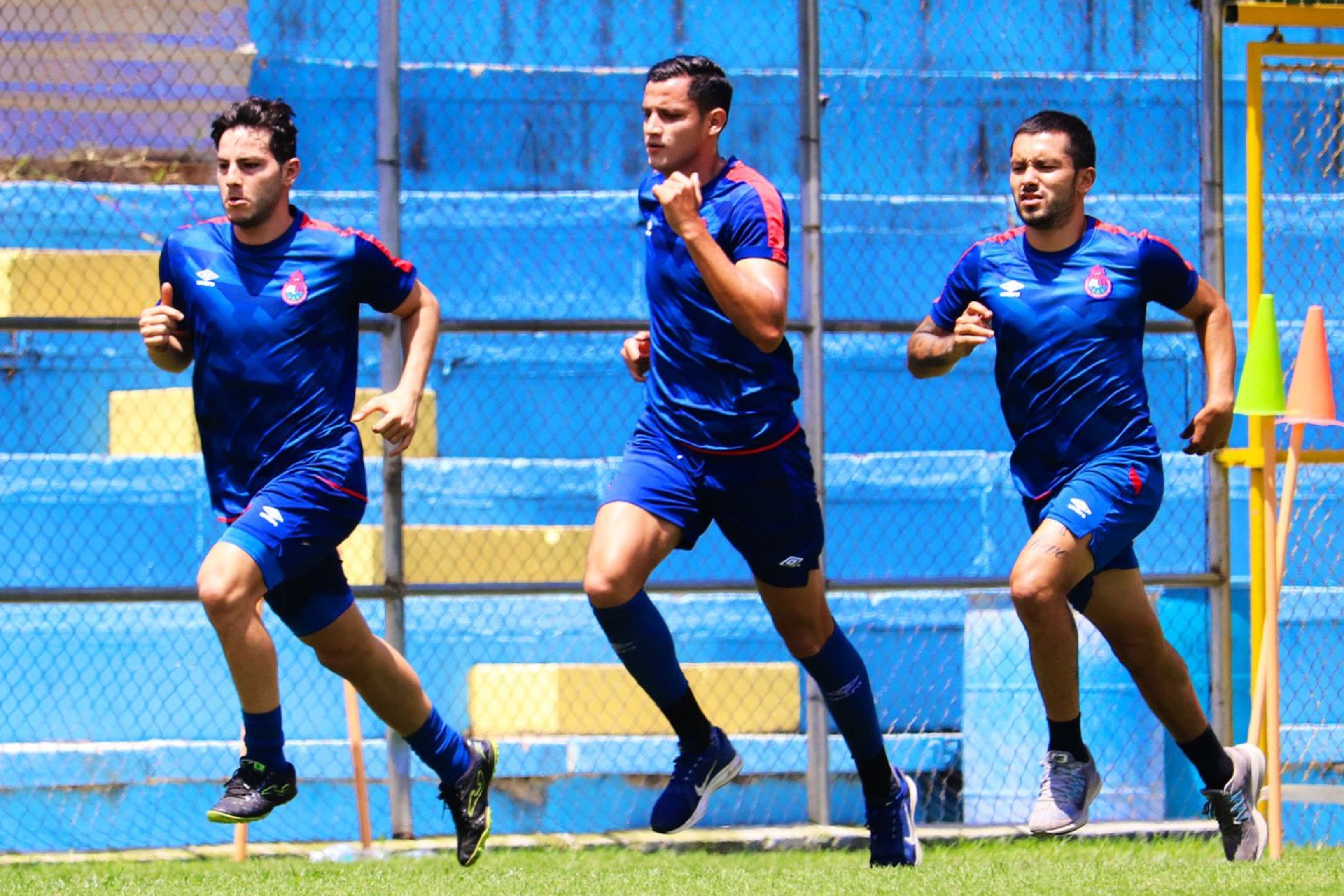 José Carlos Martínez (al centro) hace trabajo diferenciado por ahora en su club, Municipal. Foto @Rojos_Municipal 