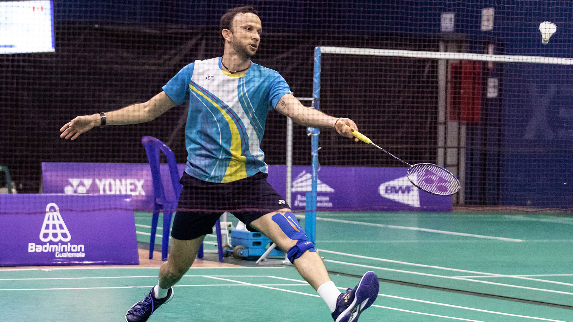 El guatemalteco Kevin Cordón disputa un punto en el partido de cuartos de final ante el canadiense Kevin Lee. (Foto Prensa Libre: Federación de Bádminton Facebook)