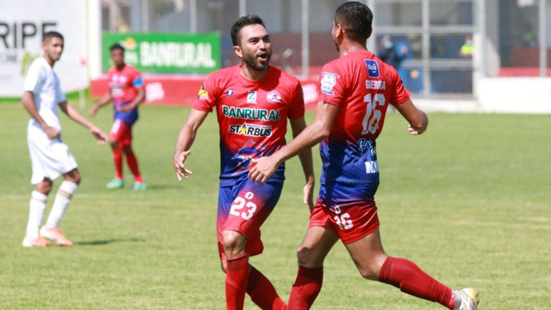 El goleador de Iztapa, Carlos Kamiani Félix celebra su tanto a Comunicaciones y su gol número 208 en torneos cortos de los cuales es el máximo anotador. (Foto Prensa Libre: CD Iztapa Facebook)