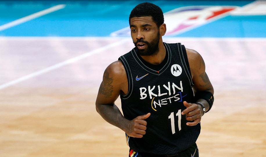 Kyrie Irving es uno de los jugadores de la NBA que se opone a vacunarse contra el covid-199. (Foto Prensa Libre: AFP)