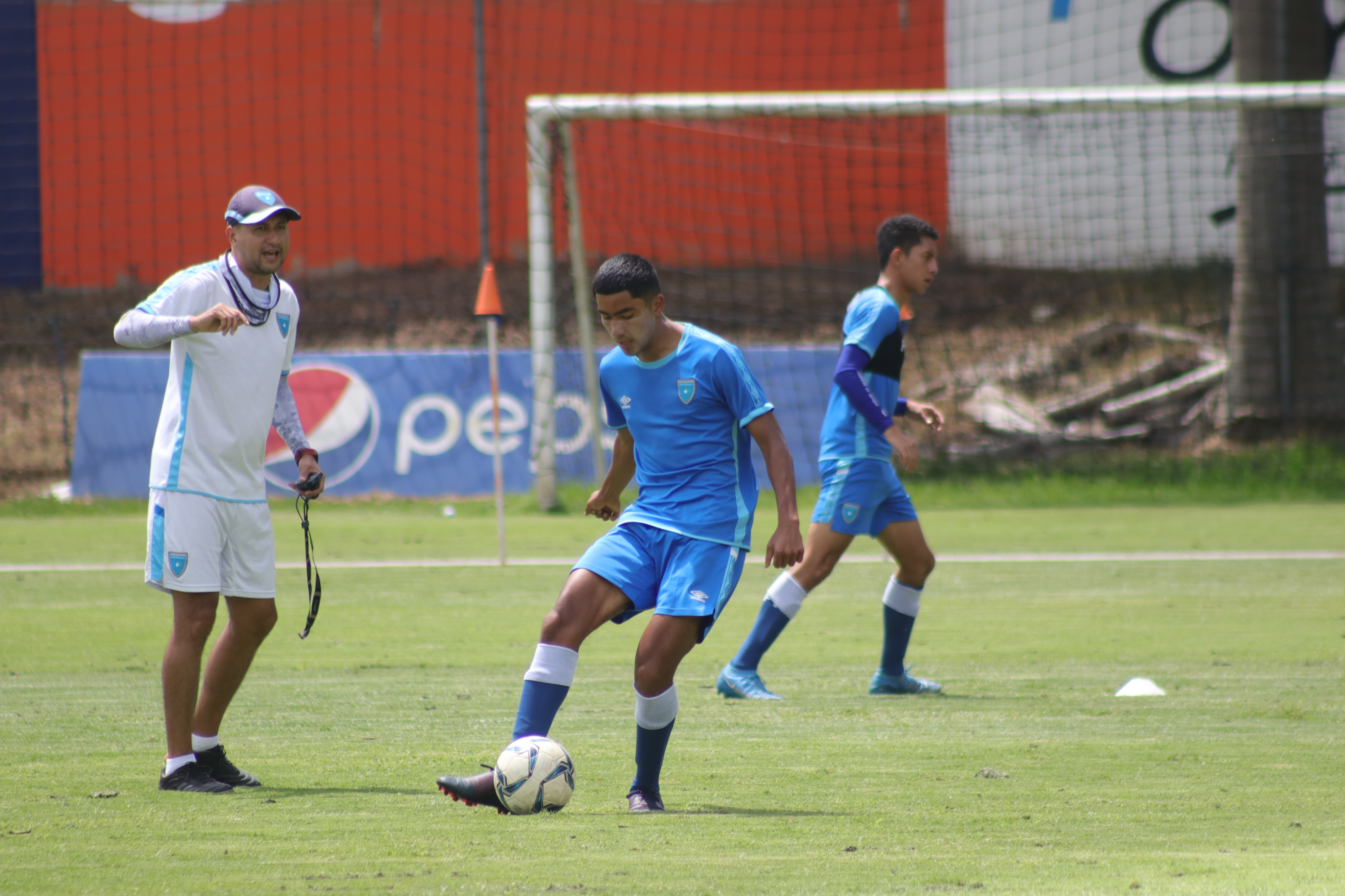 Los jugadores convocados para el juego amistoso ante El Salvador el próximo  24 de septiembre en Washington se presentaron este lunes 20 al Centro de Alto Rendimiento. Foto Fedefut.