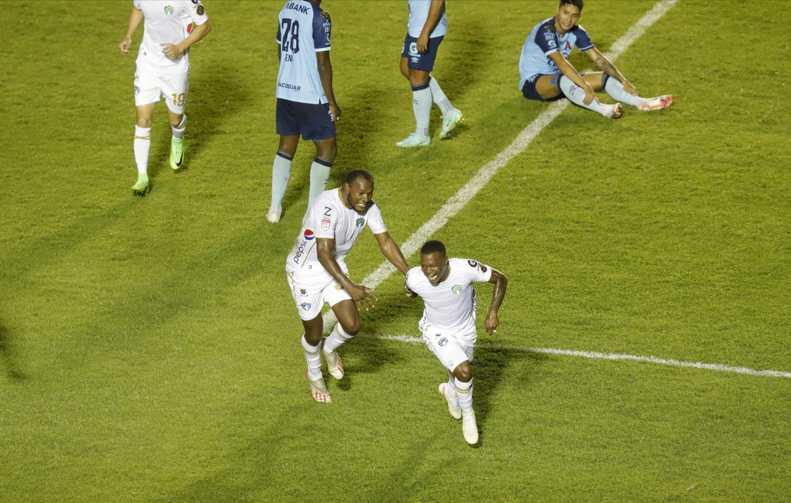 Así festejó Junior Lacayo el gol de la victoria. (Foto Prensa Libre: Esbin García)