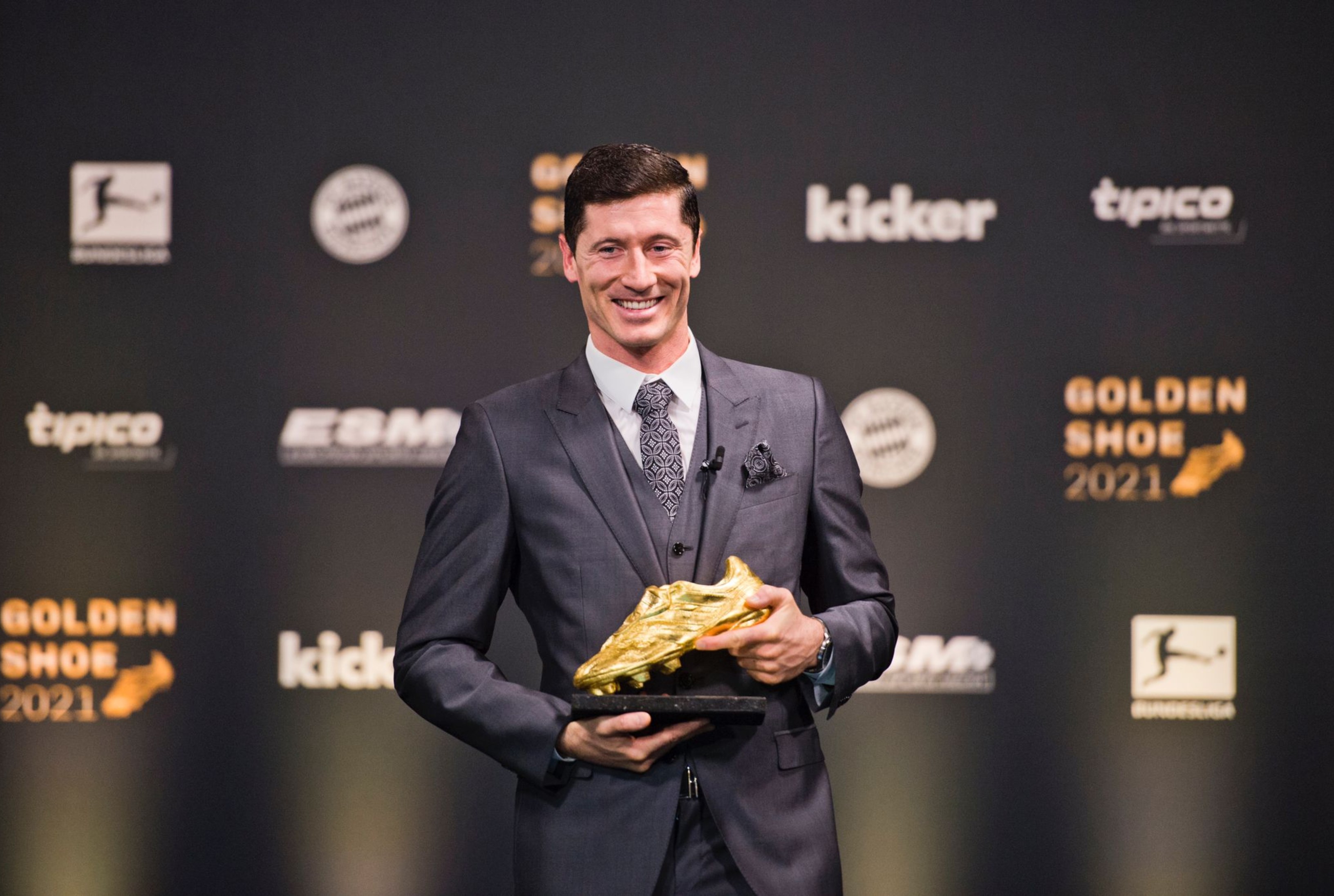 EL jugador polaco del Bayern de Múnich recibió la Bota de Oro de la temporada 2020-2021. Foto @lewy_oficial