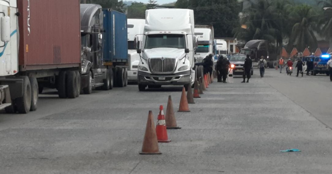 Fila de transporte pesado en el ingreso a Empornac debido a manifestación de sindicalistas. (Foto Prensa Libre: Cortesía)