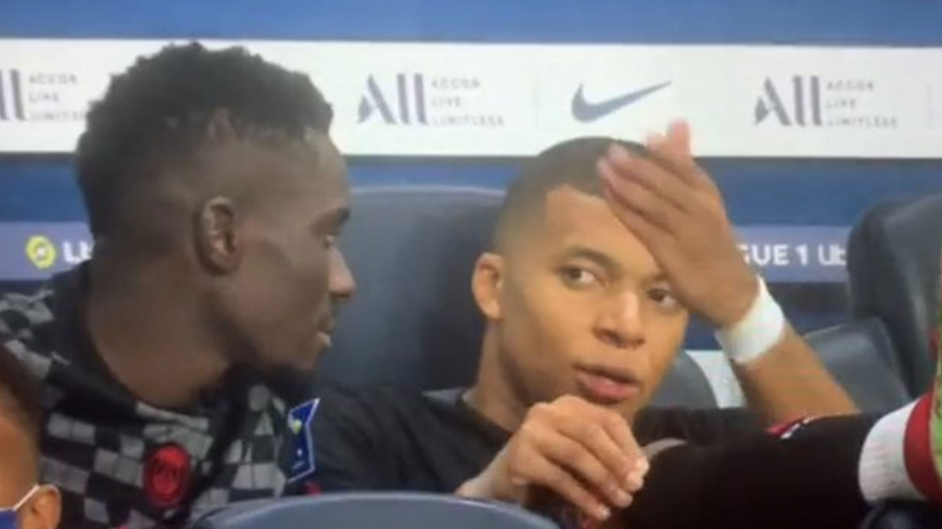 El goleador del PSG, Kylian Mbappé comentando con su compañero, Idrissa Gueye que Neymar no le pasa el balón. (Foto Prensa Libre: Canal+)