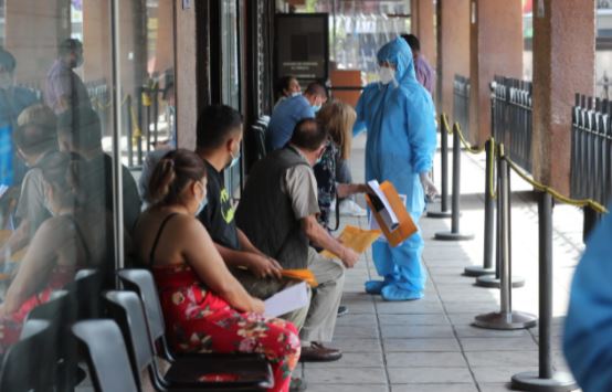 Migración desinfecta sus instalaciones en la sede central por casos de covid-19. (Foto Prensa Libre: Érick Ávila) 