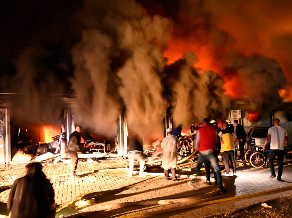 Socorristas apagan el siniestro. (Foto Prensa Libre: EFE)