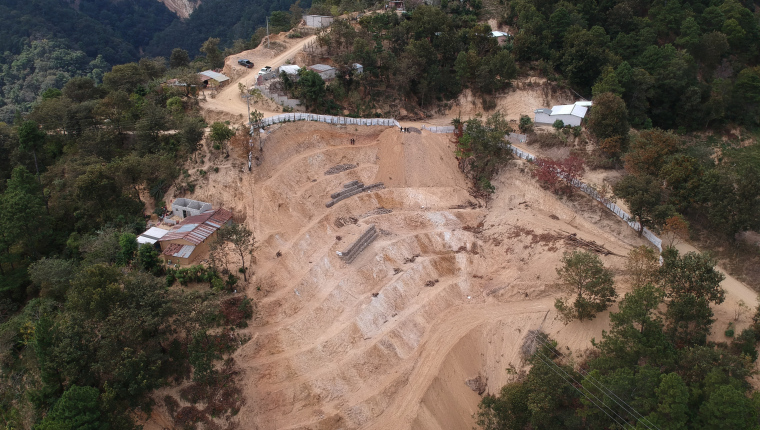 Pobladores de la comunidad El Pato en Chiquimula, denuncian desde el 2003 su inconformidad ante la explotación de minerales como jade, oro y plata. La licencia para intervenir en el lugar era para la construcción de una bodega, sin embargo, se hizo una mina a cielo abierto. (Foto Prensa Libre: Carlos Hernández)