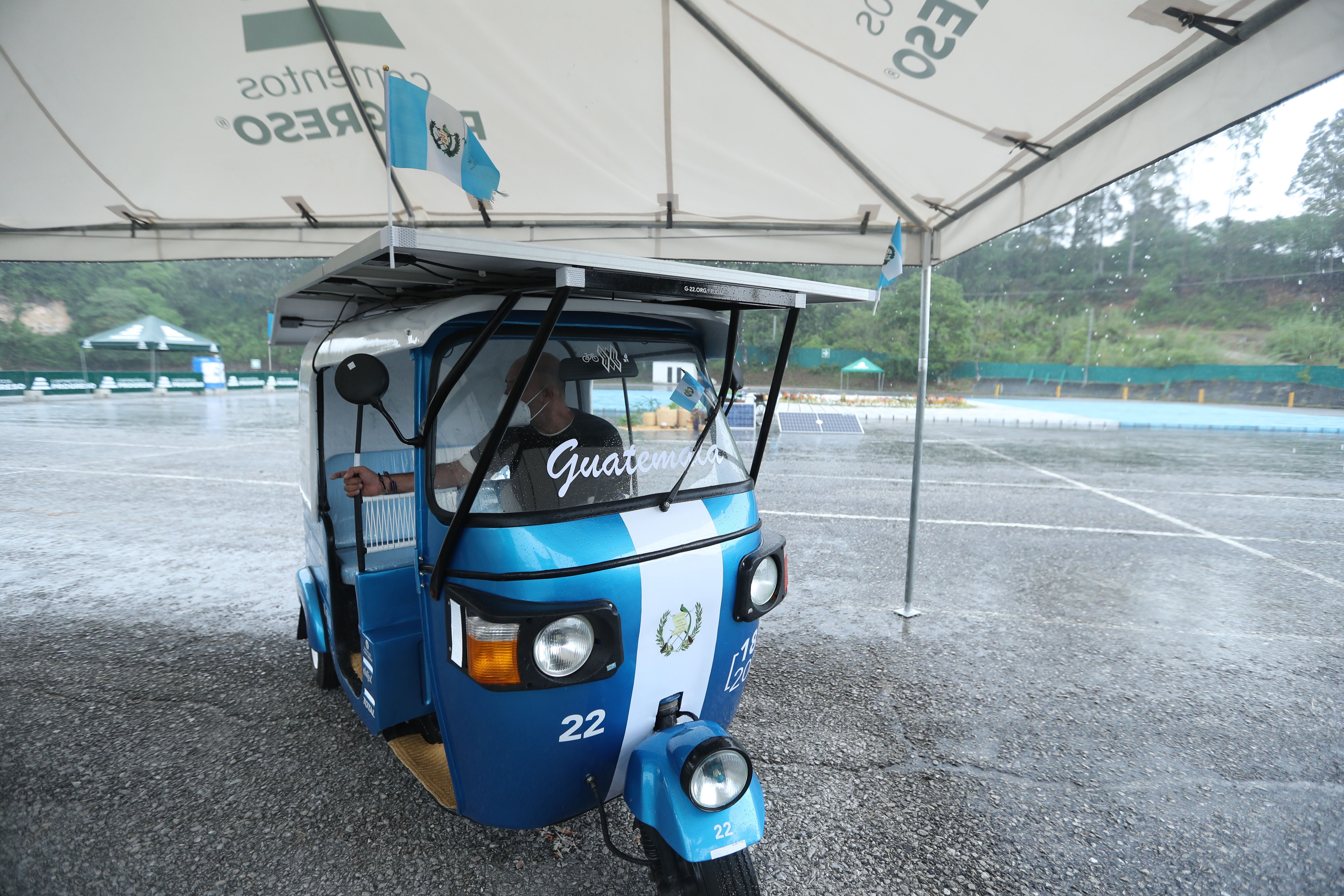 El primer tuk tuk solar-eléctrico guatemalteco ya está en funcionamiento y fue lanzado hoy, de manera virtual, mediante un video en el que se observa una gigantesca bandera nacional. (Foto Prensa Libre, María José Bonilla)