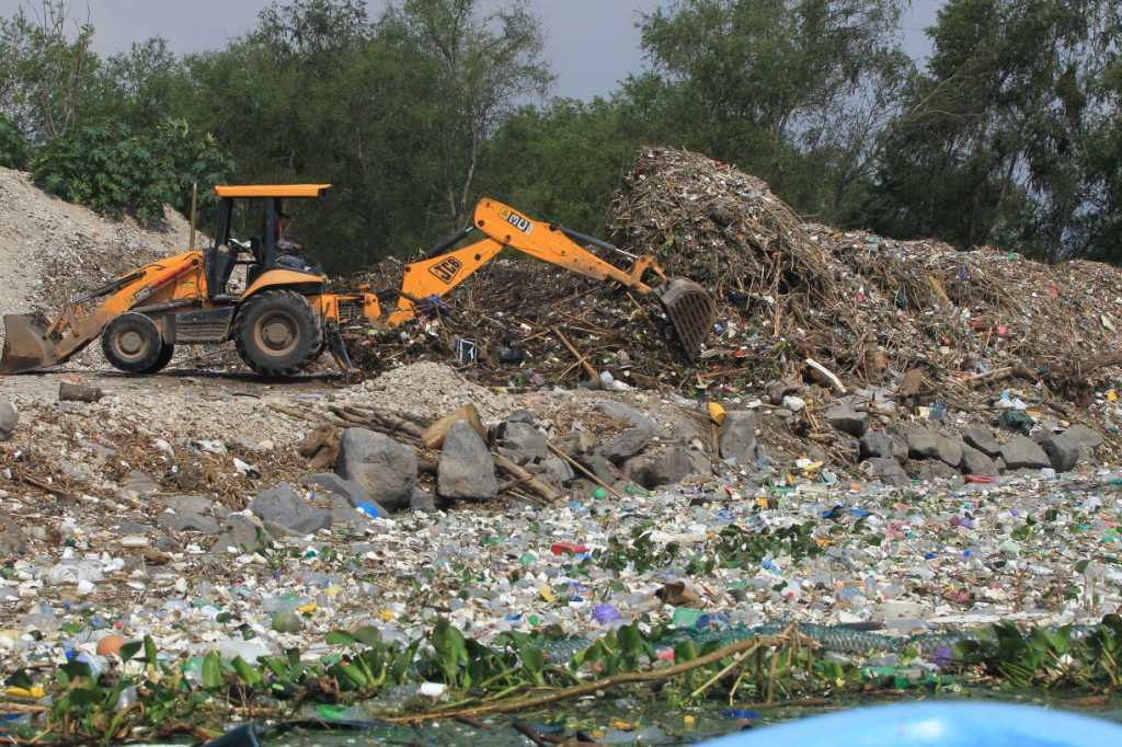 Basura que llega al Lago de Amatitlán.