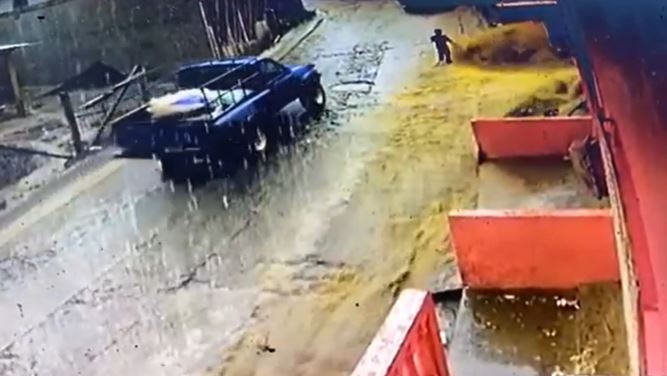 Momento en que niño fue arrastrado por el agua en Edén Xolhuitz, Nuevo San Carlos Retalhuleu. (Foto Prensa Libre: Tomada de video)
 
