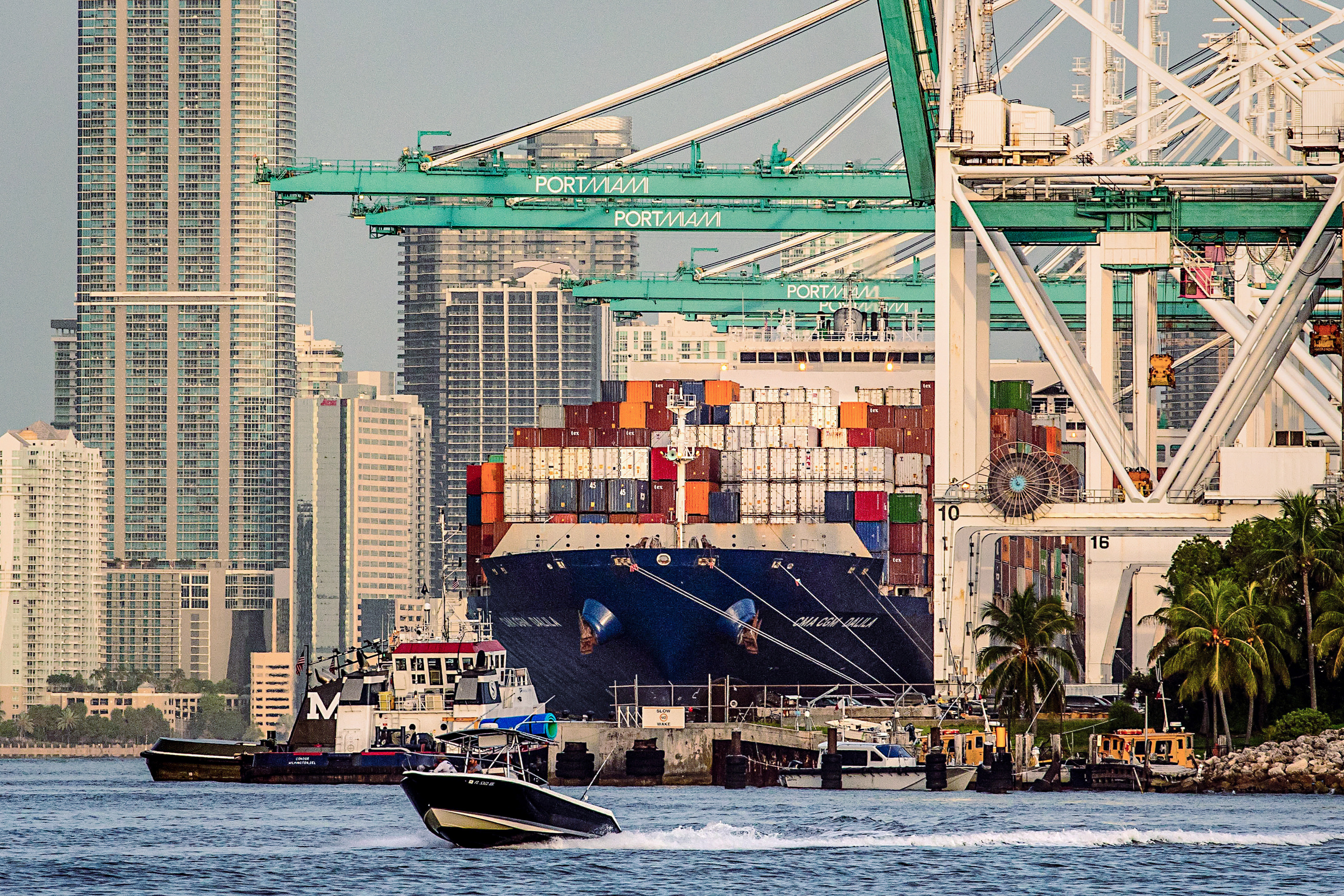 Un barco de contenedores en el puerto de Miami Beach, Florida, el 25 de agosto de 2021.  (Scott McIntyre/The New York Times)