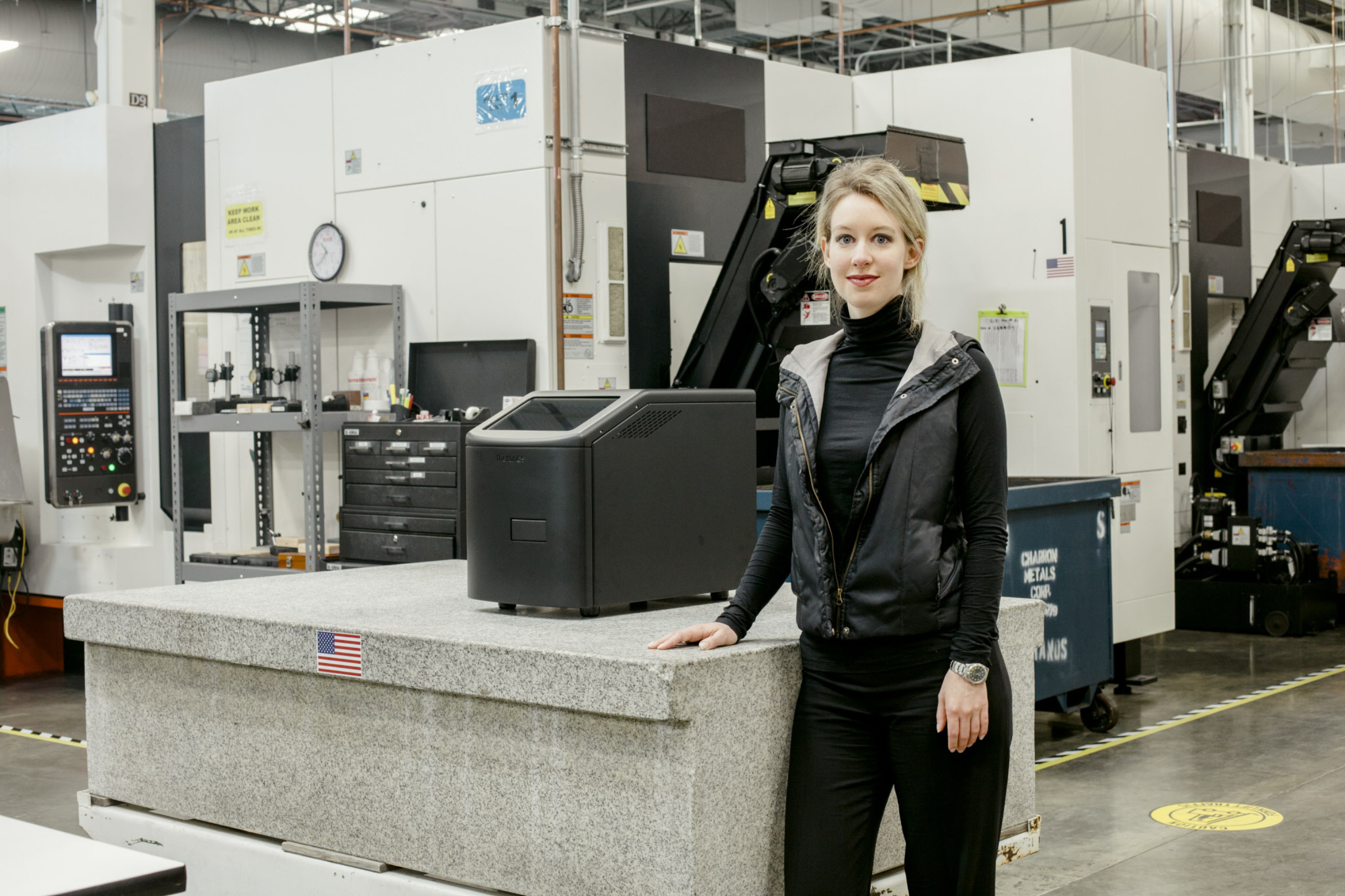 Elizabeth Holmes junto a la máquina de análisis de sangre de Theranos en el laboratorio de la compañía. (Carlos Chavarria/The New York Times)