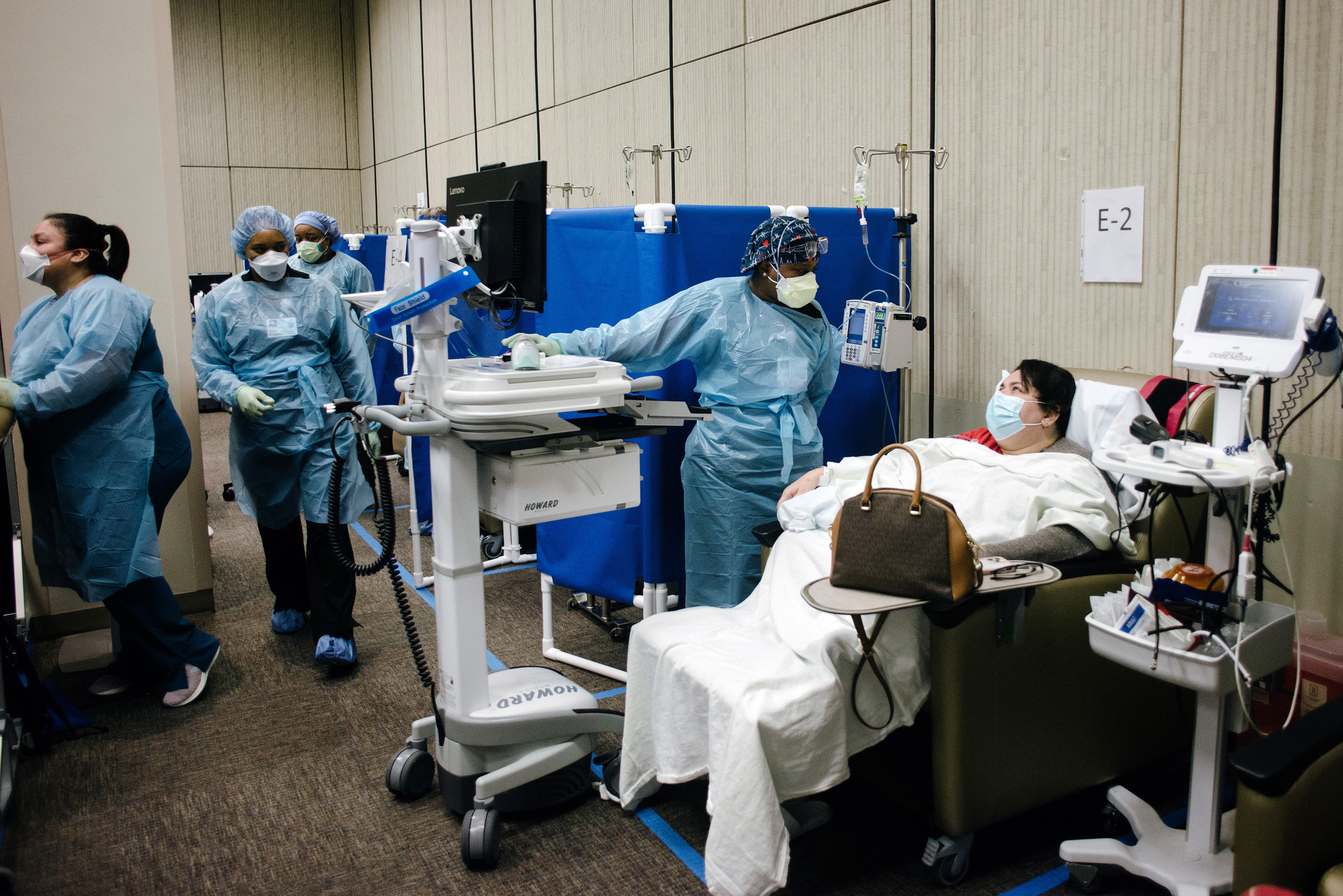 Trabajadoras de la salud administran infusiones de anticuerpos en el hospital Metodista de Houston, en Texas, el miércoles 15 de septiembre de 2021. (Foto Prensa Libre: Brandon Thibodeaux/The New York Times)