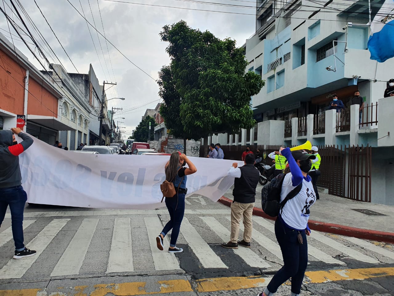 Trabajadores de restaurantes, bares y discotecas protestan contra las medidas presidenciales, en la zona 1 de la capital. (Foto Prensa Libre:)