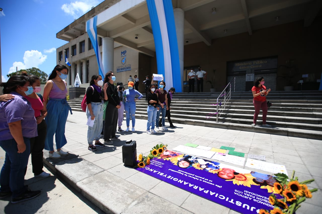 Mujeres lamentan la pasividad que muestra el MP en las investigaciones por femicidios. (Foto Prensa Libre: Carlos Hernández Ovalle)