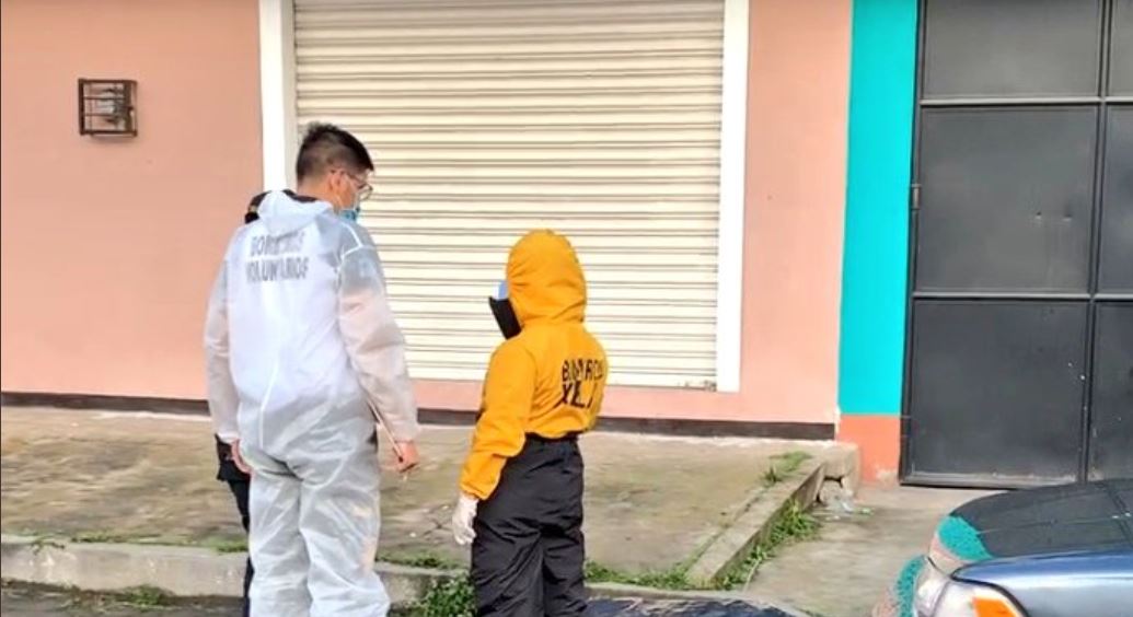 Bomberos conversan con el niño en el lugar del ataque. (Foto: cortesía RBCNoticiasGT)