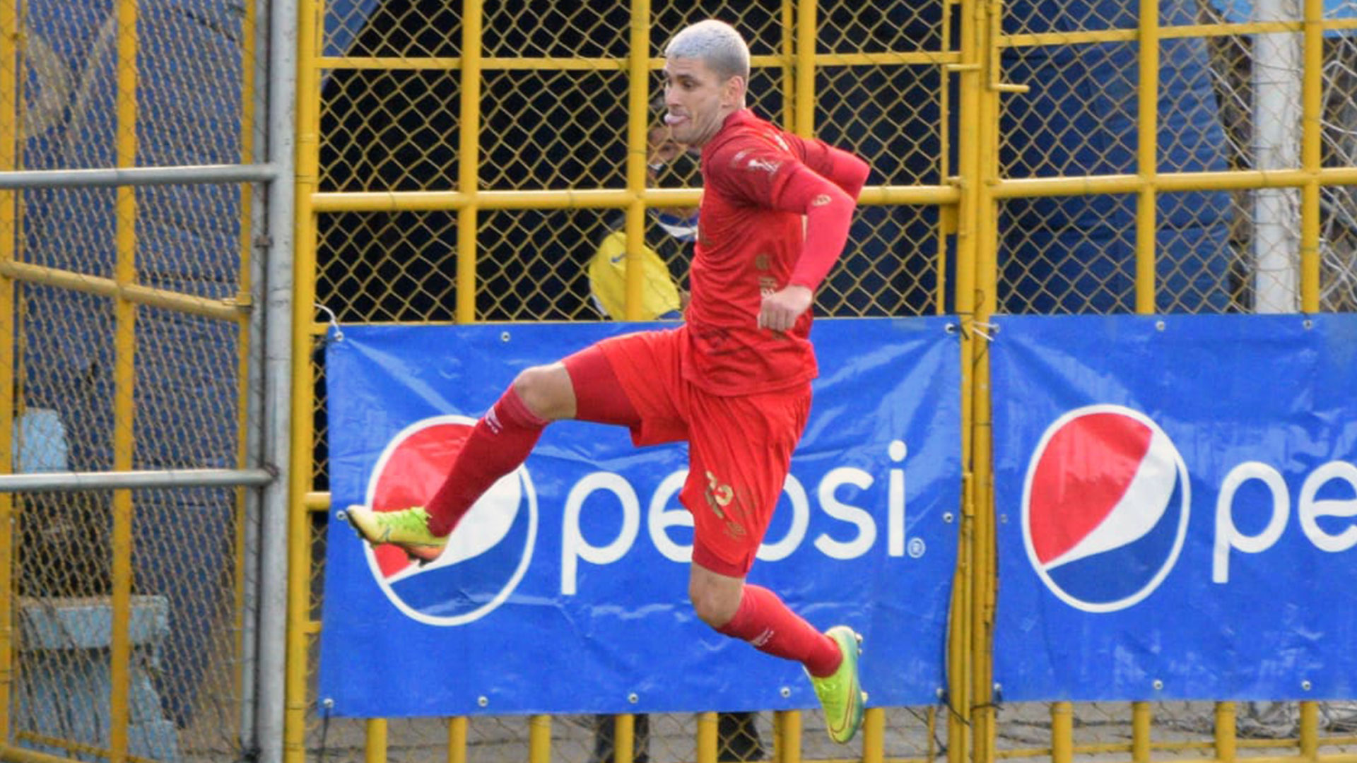 El delantero argentino Gustavo Britos festeja su anotación que significó el 2-1 de Municipal ante Cobán Imperial. (Foto Prensa Libre: Ligagt Twitter)