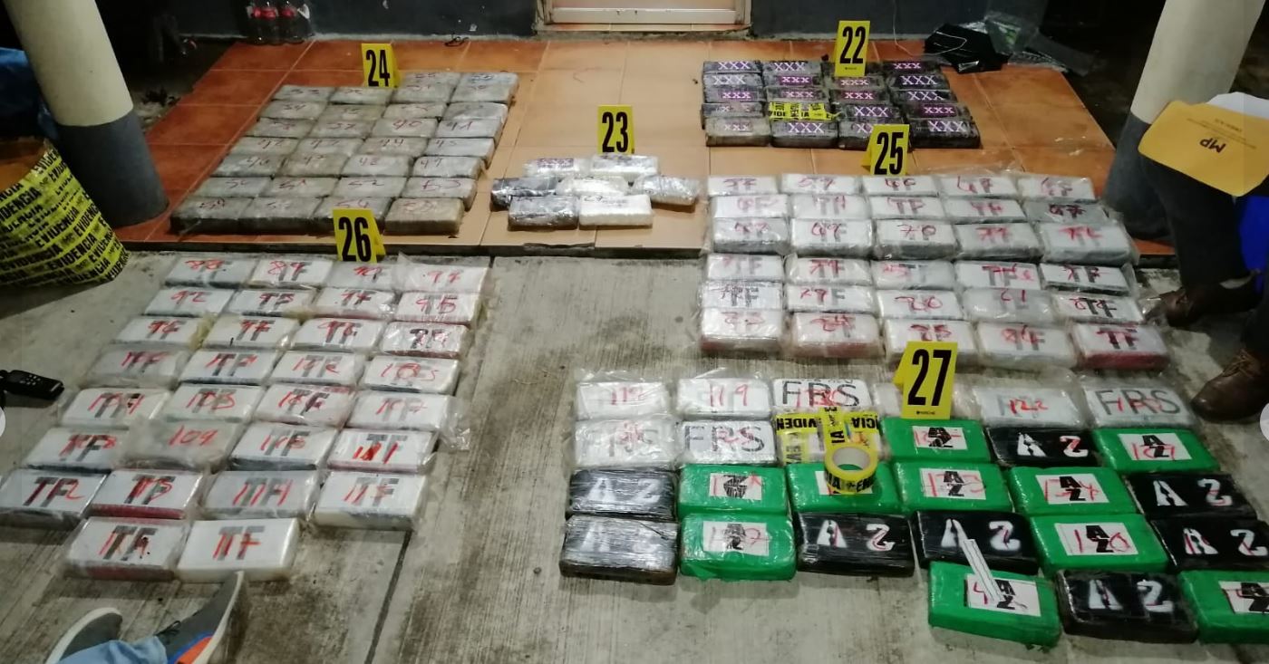 Parte de los 144 paquetes con cocaína que fueron incautados por autoridades en un allanamiento en Golfete Puntarenas, Lívingston, Izabal. (Foto Prensa Libre: PNC)