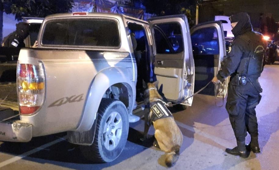 El K-9 Jack 2 inspecciona el picop en donde luego detectó 20 paquetes con cocaína. (Foto Prensa Libre: PNC)