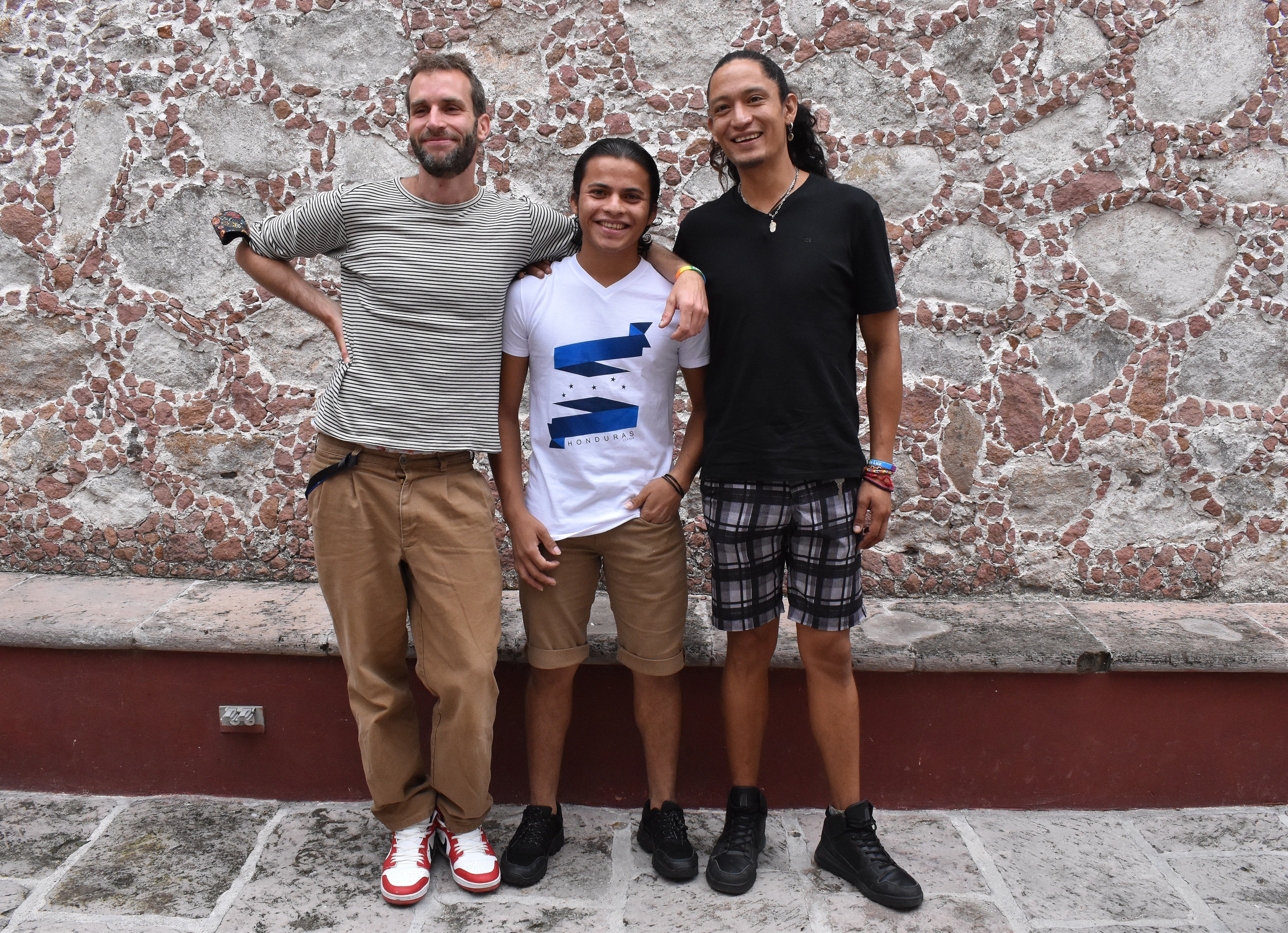  El director yugoslavo Jakob Krese  posa junto al asistente de producción y migrante Antonio Fúnez  y el administrador del refugio migrante LGBT, Casa de Luz, Irving Mondragón. (Foto Prensa Libre: EFE/ Monioca Ruvalcava).