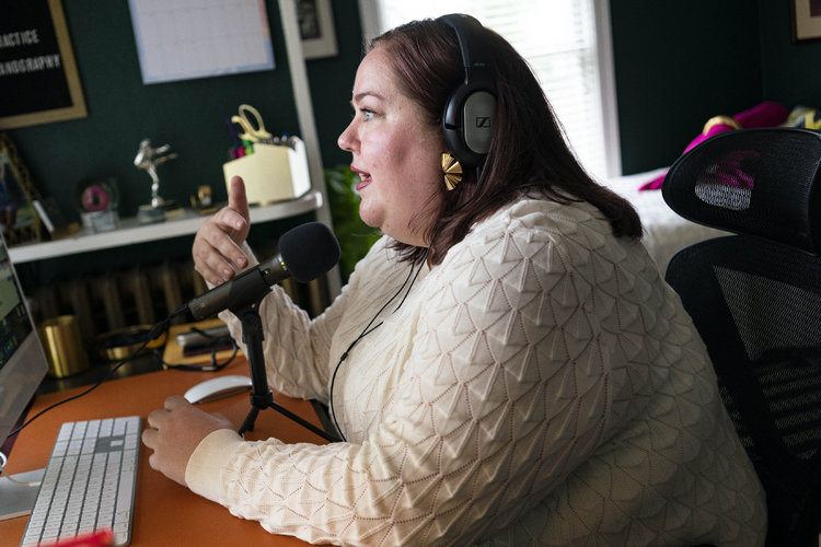 Aubrey Gordon, copresentadora del pódcast ‘Maintenance Phase’, trabaja en un episodio en la oficina de su casa en Portland, Oregon, el 30 de agosto de 2021. (Ruth Fremson/The New York Times)