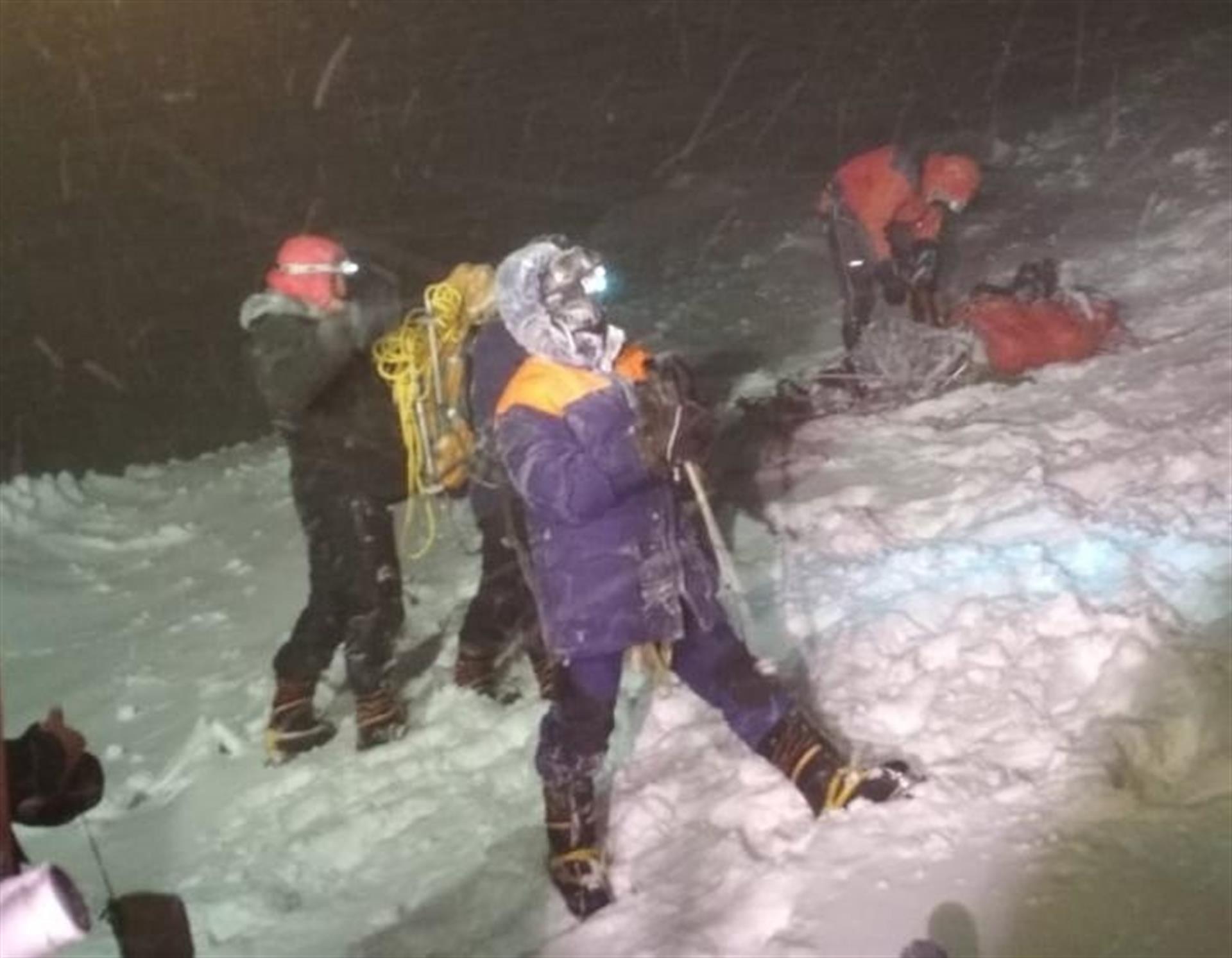 Los servicios de emergencia durante un rescate y búsqueda en el monte Elbrus. (Foto Prensa Libre: EFE)