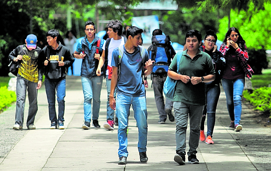 Este año más de 160 mil jóvenes se graduarán del diversificado, un buen porcentaje ingresará a la universidad, instituciones que deberán enfrentar las deficiencias del aprendizaje de los estudiantes durante la pandemia. (Foto Prensa Libre: Hemeroteca PL)