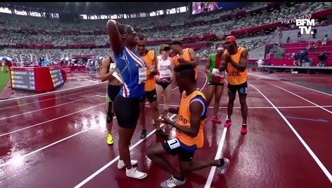 El guía de la atleta caboverdiana, Manuel Antonio Vaz, protagonizó una de las imágenes más románticas de los Juegos. Le pidió matrimonio arrodillado en la pista tras correr los 200 metros. Foto captura de pantalla.