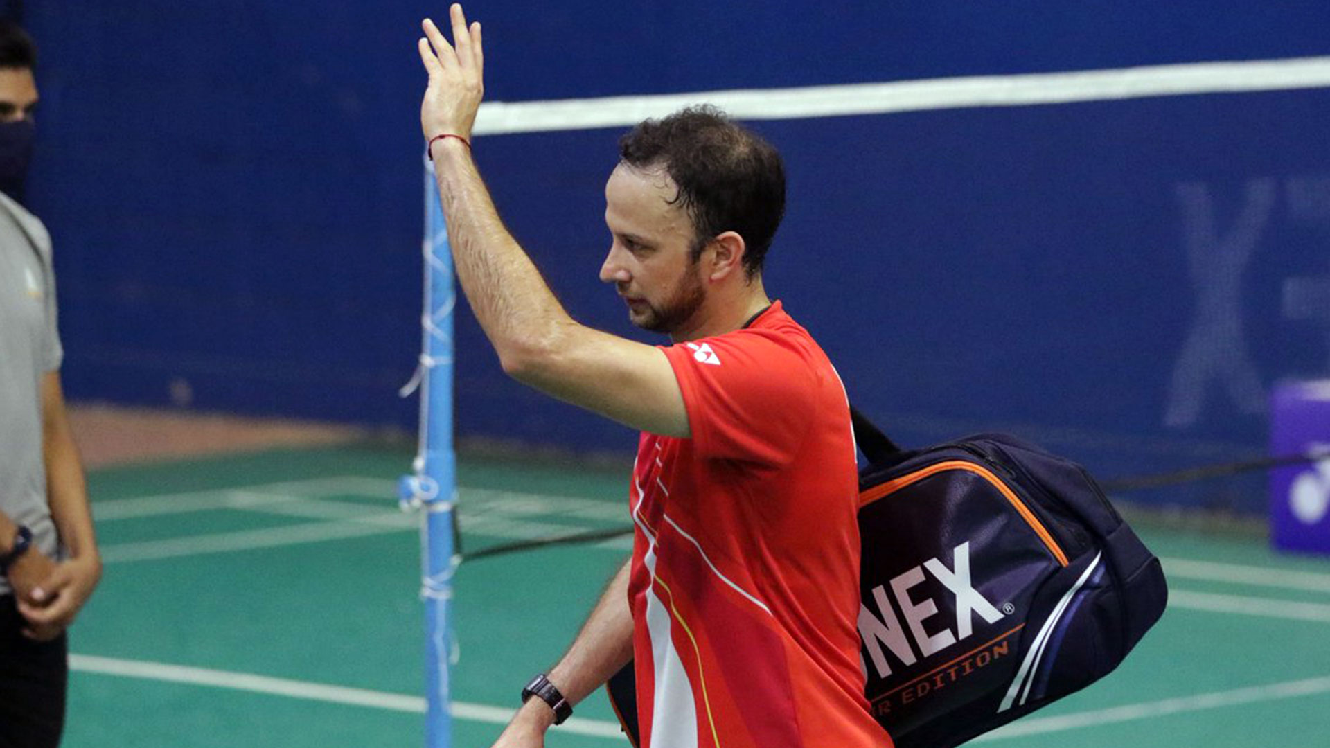 El cuarto lugar en Tokio 2020 en Bádminton, Kevin Cordón, se despide de los asistentes al Coliseo Deportivo en zona 4 después de consagrarse campeón en el VII Guatemala International Series 2021. (Foto Prensa Libre: COG Twitter)