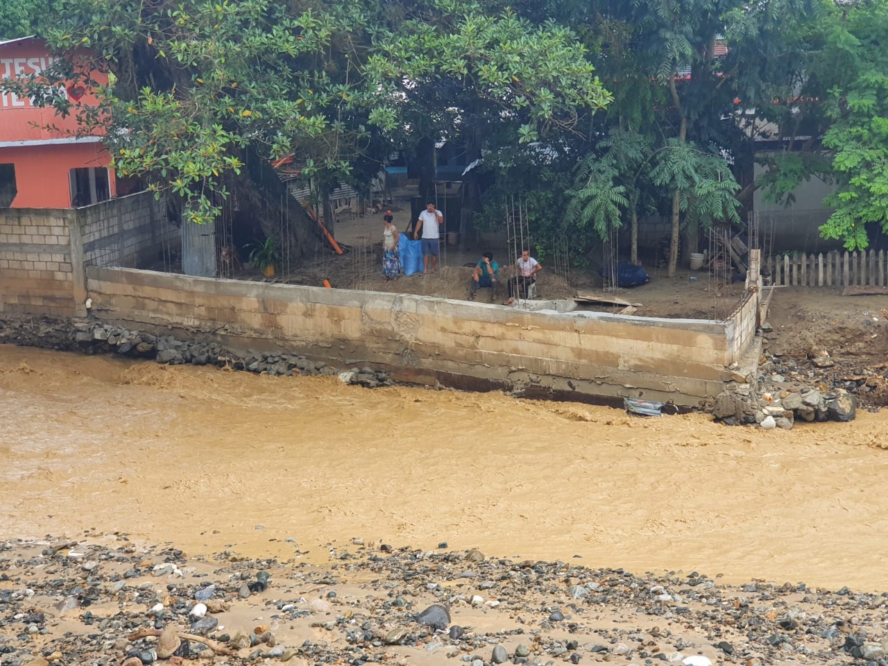 Las lluvias de las últimas horas han afectado a más de 43 mil guatemaltecos, pero en tres meses de la temporada lluviosa van 23 muertos. (Foto Prensa Libre: Conred)