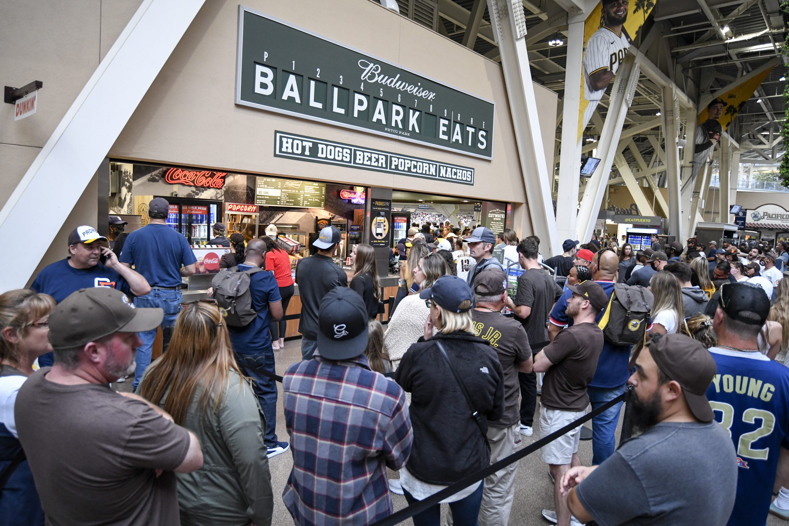 Madre e hijo fallecieron luego de  una caída en el estadio Petco Park de San Diego. (Foto Redes).