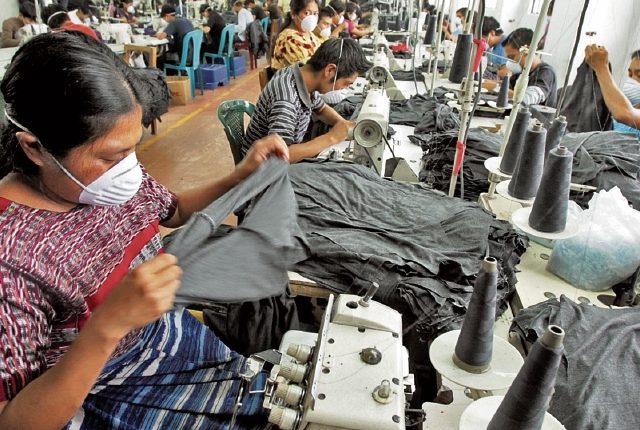 La propuesta de salario mínimo de los sectores empleador y laboral para actividades exportadoras y de maquilas fue presentada el lunes.  (Foto, Prensa Libre: Hemeroteca PL).