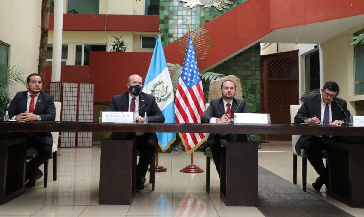  Raúl Berríos, secretario ejecutivo de Conamigua; embajador de EE. UU., William Popp; canciller guatemalteco, Pedro Brolo y Estuardo Rodríguez, director del IGM durante la conferencia de prensa. (Foto Prensa Libre: Minex)