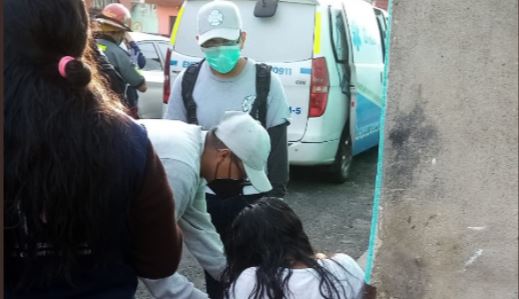 El niño ya no presentaba signos vitales cuando fue llevado por su madre a un centro asistencial, dijeron socorristas. (Foto: Bomberos Municipales de Mixco)