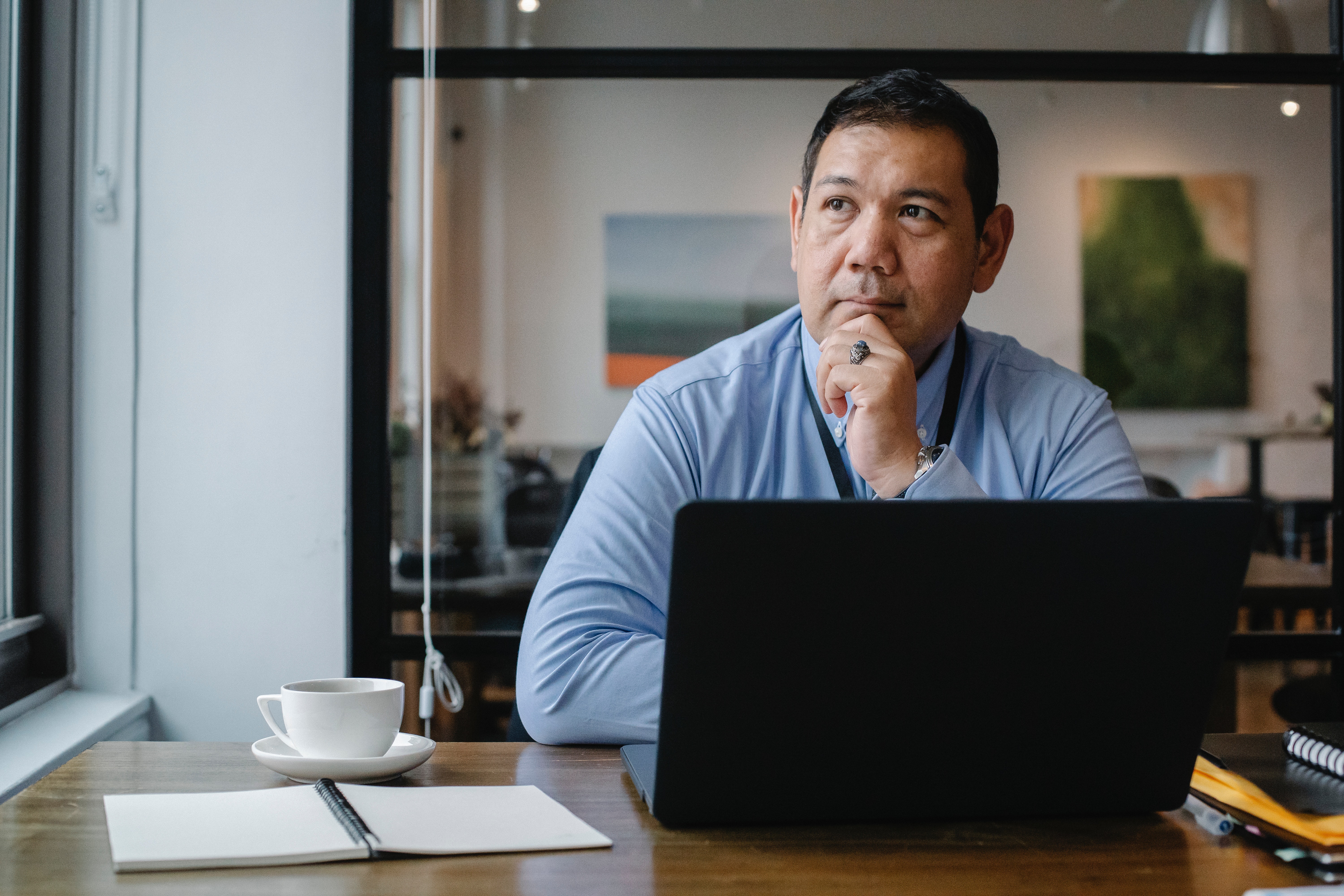 Los cambios a veces llegan por decisión y otras veces por factores que no es posible controlar a nivel personal.  ¿Qué necesita para tomar un nuevo rumbo? (Foto Prensa Libre: Sora Shimazaki/ Pexels)