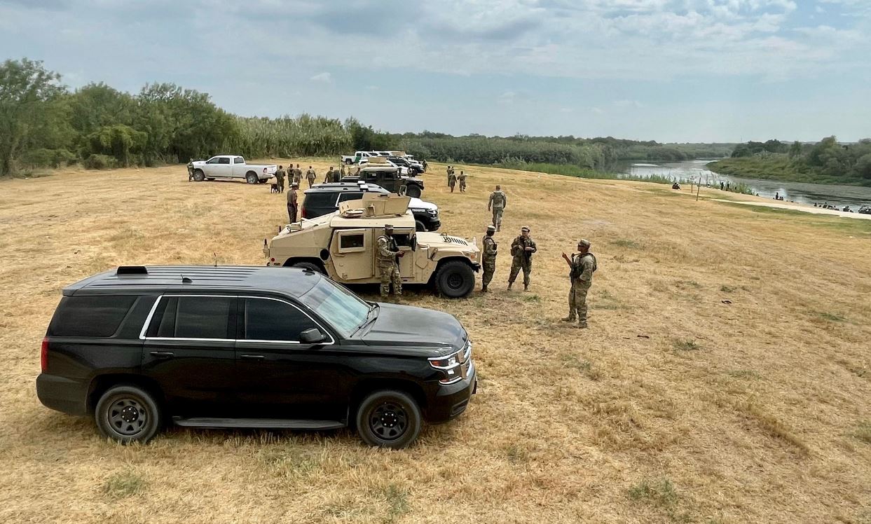 Vehículos oficiales son usados como barrera para impedir el ingreso de migrantes. (Foto Prensa Libre: Twitter de 
Greg Abbott)
