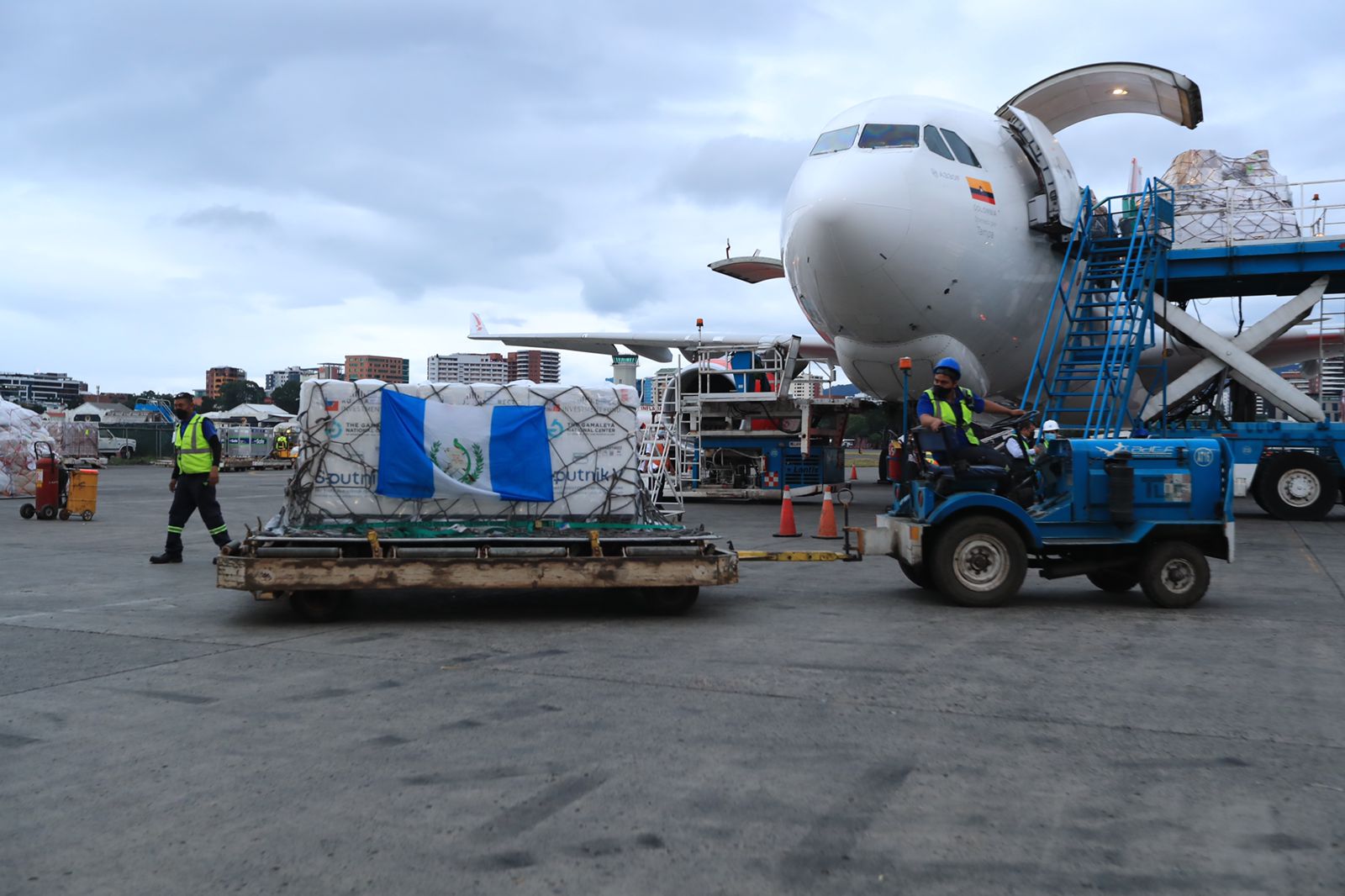 Guatemala recibió este domingo 500 mil dosis del primer componente de la vacuna Sputnik V. (Foto Prensa Libre: Elmer Vargas) 