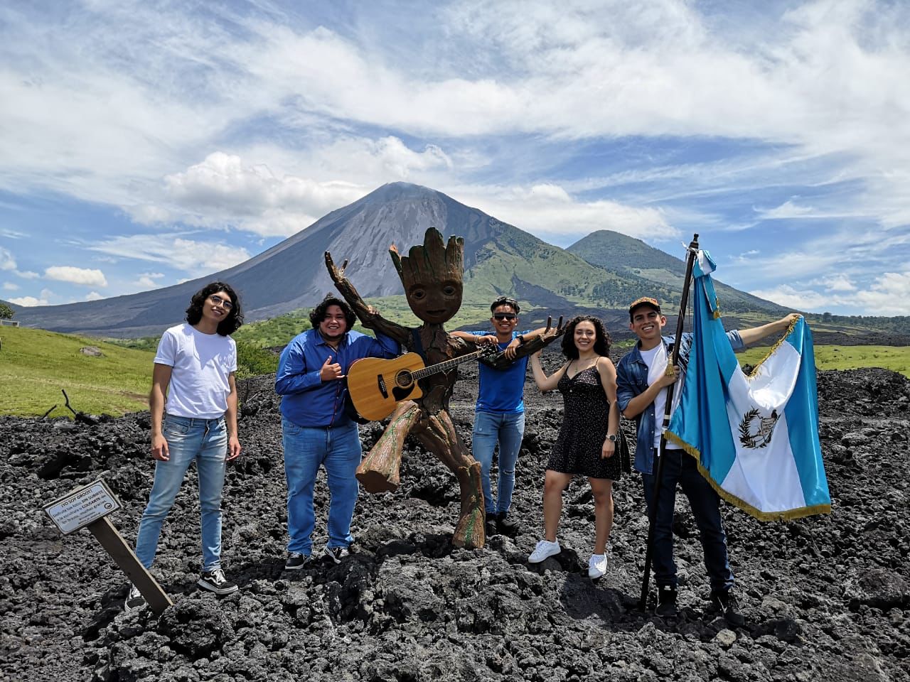 Daniel Juárez, Diego Martínez, Ángel Alvarez, Maria Reneé Fuxet, Marre y Sergio Ramírez durante la filmación del vídeo de la canción "200 años de libertad".   (Foto Prensa Libre: cortesía Ennio Pérez)